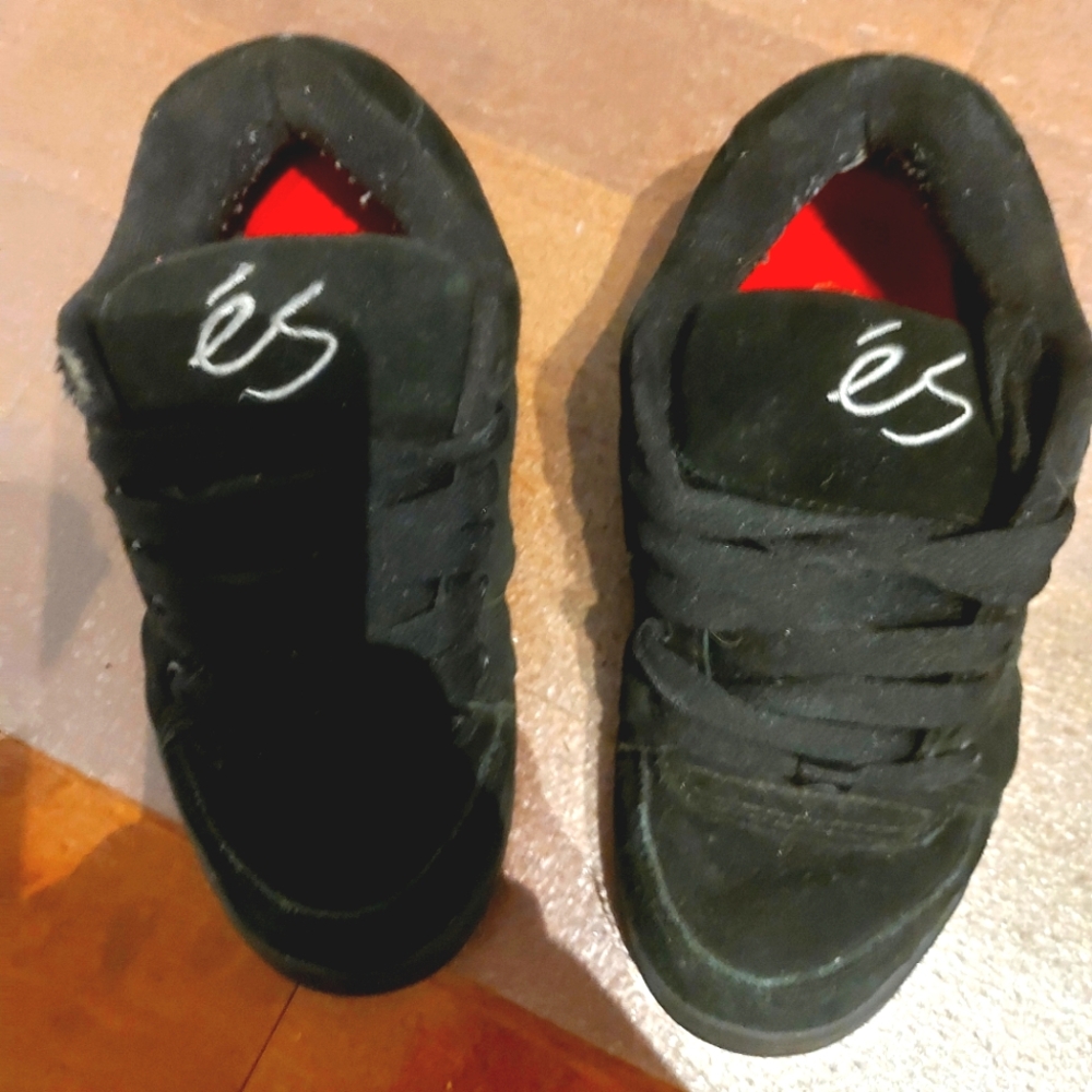 ❤️🖤 éS Black Sneakers